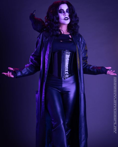 The crow cosplay by snarkyjaycosplay #thecrow #cultmovie The Crow Halloween Costume Women, Female Crow Costume, The Crow Costume Female, Crow Halloween Costume, The Crow Cosplay, Cyberpunk Witch, Crow Cosplay, Crow Halloween, The Crow