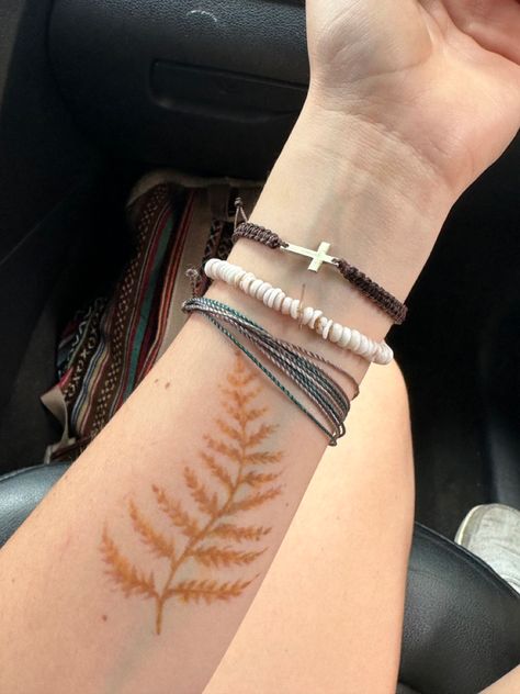 Henna Ring Finger, Nature Henna Designs, Fern Henna, Henna Ankle Designs, Boho Henna Designs, Cute Henna Ideas, Knee Henna, Hippie Henna Designs, Vine Henna