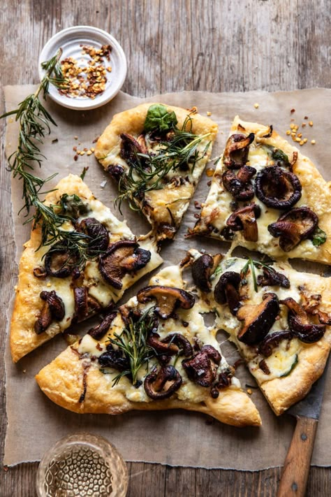 French Onion Mushroom Pizza | halfbakedharvest.com #pizza #mushrooms #easyrecipes Pizza Mushrooms, Pizza Stromboli, Balsamic Mushrooms, Homemade Pizza Dough Easy, Half Baked Harvest Recipes, Yummy Pizza, Quick Pizza, Pizza Bianca, Pizza Fatta In Casa