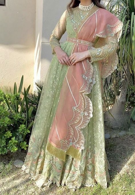 Mehndi Dress Design, Bridal Dresses 2022, Outfits Dresses Casual, Dressings Recipes, Mehndi Dress, Style Marocain, Desi Wedding Dresses, Asian Bridal Dresses, Bridal Dresses Pakistan