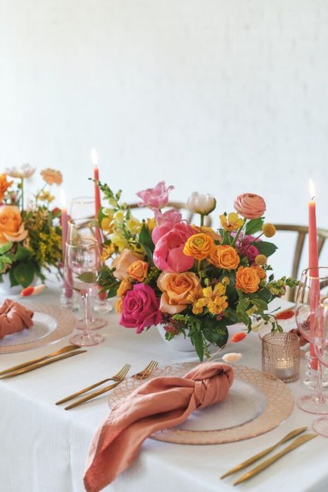 Colourful Wedding Table, Pink Tablescape, Orange And Pink Wedding, Bright Wedding Colors, Orange Wedding Flowers, Colourful Wedding, Boda Mexicana, Spring Wedding Colors, Bright Florals