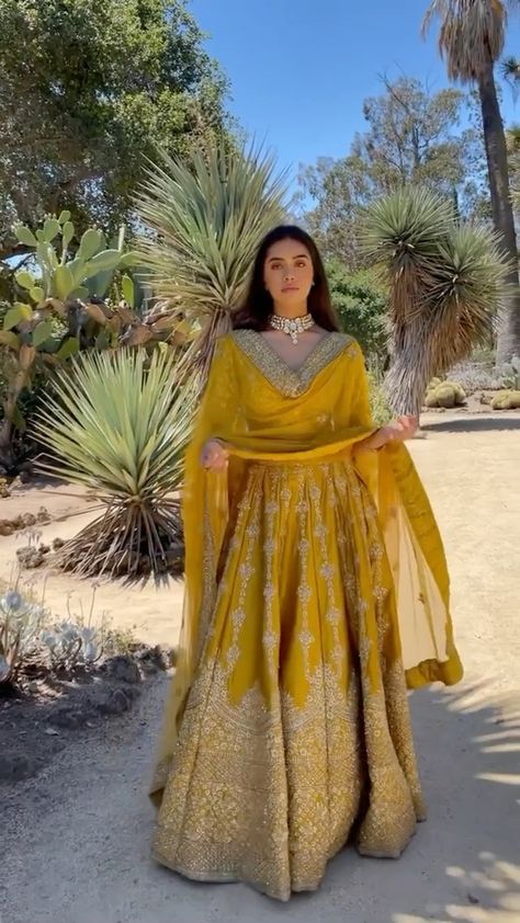 Haldi Outfit For Guest Women, Haldi Guest Outfit Indian, Haldi Guest Outfit, Haldi Outfit For Bride, Suit Designs Indian Style, Heavy Suit, Indian Bridesmaid Dresses, Haldi Outfits, Haldi Outfit