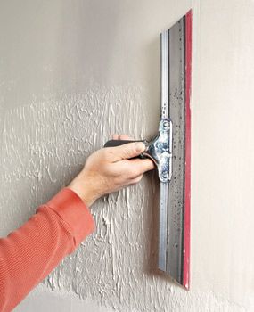 Easy skim coating technique works even if you have zero drywall skills. My walls look awesome now! Diy Drywall, Skim Coating, Drywall Tools, Drywall Installation, Drywall Repair, Home Fix, Wall Texture, Diy Home Repair, Home Repairs