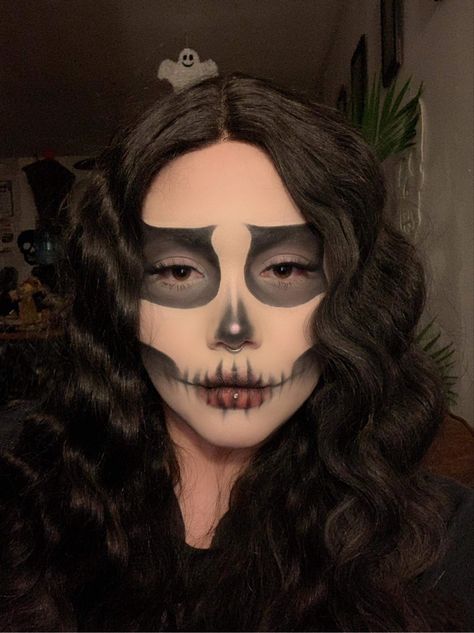 Simple Halloween Makeup Skeleton, Glam Jack Skellington Makeup, Ghoul Makeup Halloween, Skeleton Make Up Look, Halloween Mackup Ideas, Baddie Skeleton Makeup, Easy Skeloten Makeup, Skeleton Makeup Black Woman, Halloween Skeleton Outfit