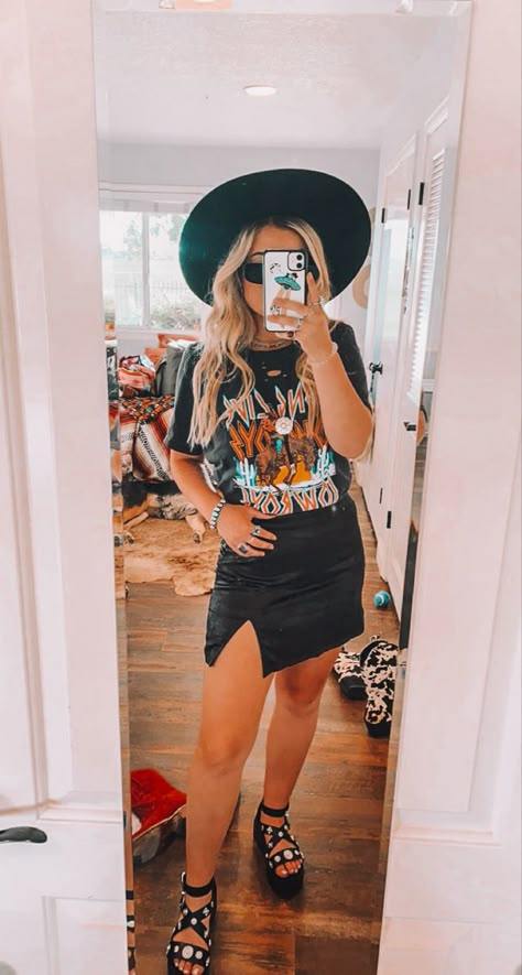 Denim Jacket Country Outfit, Women Rock Concert Outfit, Women’s Rock Concert Outfit, May Concert Outfits, Concert Outfit Koe Wetzel, Cody Johnson Concert Outfit Ideas, Rock Outfits For Women Concert Summer, Yelawolf Concert Outfit, Summer Western Concert Outfit