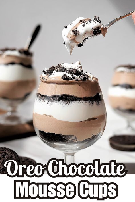 These dessert cups with oreo and chocolate mousse are perfect for special occasions! Chocolate Mousse Cups Recipe, Christmas Mousse Cups, Oreo Parfait Cups, Moose Pudding, Chocolate Pudding Dessert Cups, Chocolate Dessert Cups, Cup Desserts, Pretty Layers, Oreo Mousse