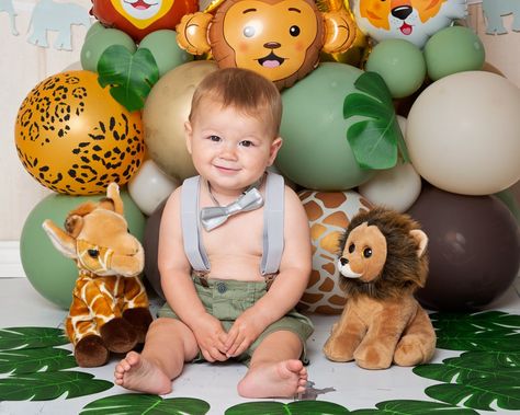 Jungle Themed Cake, Birthday Photoshoot Ideas Boys, Themed Cake Smash, Bos Baby, Jungle Theme Cakes, Cake Smash Photo Shoot, Boys First Birthday Cake, Cake Smash Theme, Balloons Galore