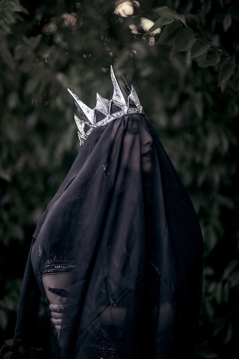 “Dark Queen” — Photographer: Mai Her – Mai Photography Model: Lucy Khang Princess Photography, Photography Dark, Lady Macbeth, Dark Queen, Mode Costume, Queen Aesthetic, 얼굴 그리기, 다크 판타지, Fantasy Photography