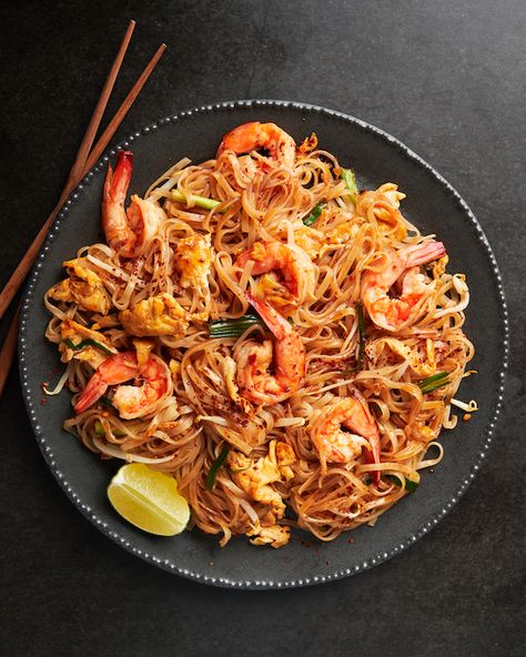 Prawn Noodle Recipes, Marions Kitchen, Schezwan Noodles, Prawn Noodles, Singapore Style, Fried Noodle, Chilli Prawns, Marion Grasby, Marion's Kitchen