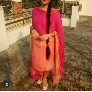 Punjabi Suits Party Wear, Punjabi Salwar, Hand Pic, Girl Hand, Punjabi Salwar Suits, Follow My Page, Beautiful Gif, Punjabi Suits