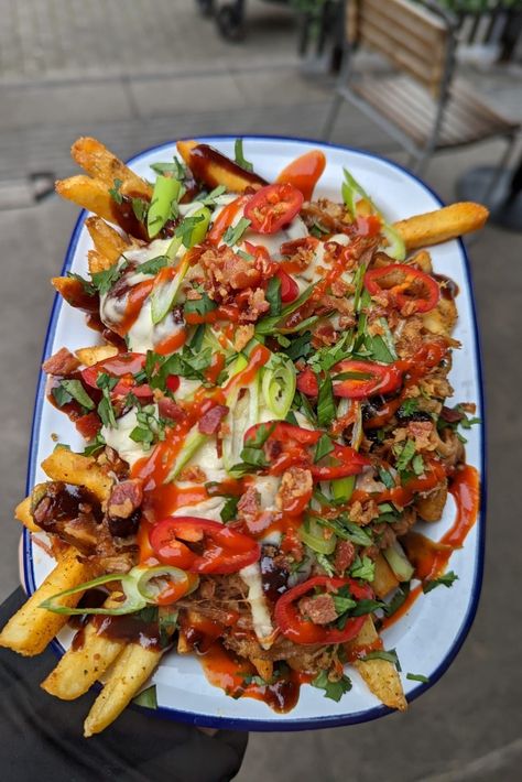 Loaded Fries Aesthetic, Pulled Pork Loaded Fries, Dirty Fries Recipes, Friday Night Dinner Recipes, Loaded Fries Ideas, Bbq Fries, Aruba Food, Loaded Fries Recipe, Dirty Fries