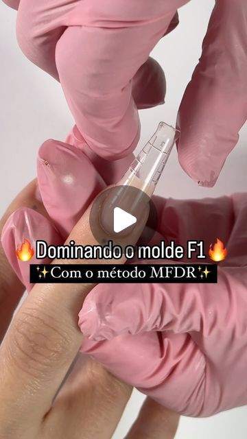 Gisele Lauriano / cursos e unhas on Instagram: "✨Dominando o Molde F1 com o Método MFDR✨  Olá, nail designers! Hoje vou falar sobre o MFDR, o Método F1 Domínio Rápido, uma técnica inovadora que criei para facilitar a aplicação do molde F1.  🔸 O que é o MFDR? É um método que permite aplicar o molde F1 sem escorrer gel na área da cutícula, além de praticamente eliminar a necessidade de lixamento. Isso significa uma aplicação mais rápida e um tempo de mesa significativamente reduzido.  🔸 Por que usar o molde F1? Essa técnica está em alta no momento e se tornou essencial para quem deseja se atualizar e oferecer o que há de mais moderno para suas clientes. Com o método MFDR, você pode revolucionar a sua mesa de trabalho, captar novas clientes e aumentar o seu faturamento.  Quer aprender mais? Molde F1, Nails, On Instagram