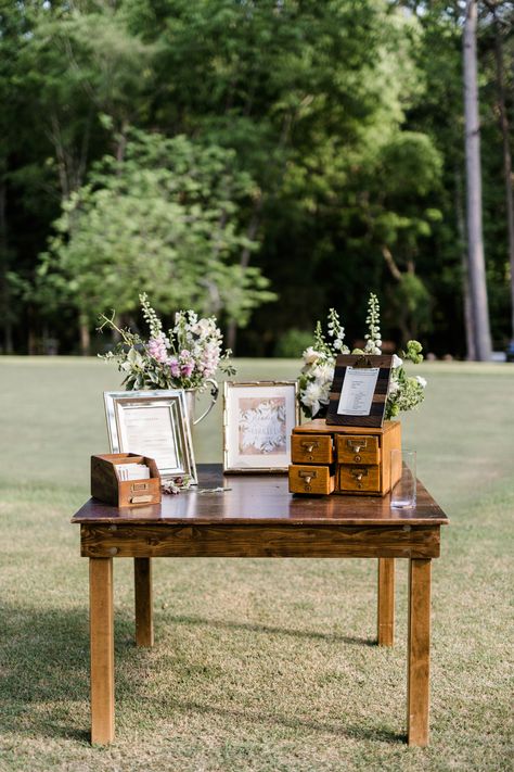 Unique Wedding Guest Book Ideas That Aren't Actually Books Unique Wedding Guest Book Ideas, Unique Wedding Guest Book, Wedding Guest Book Ideas, Wedding Guest Book Table, Wedding Ideas On A Budget, Wedding Guest Table, Guest Book Ideas, Wedding Guest Book Unique, Idea Wedding