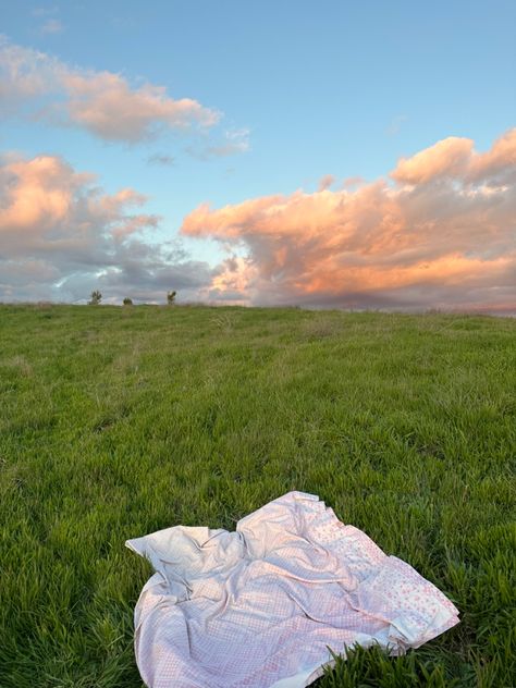 Sunset Picnic, Grassy Hill, Grassy Field, Grasses Landscaping, Grass Field, Diy Home Decor Ideas, Home Decor Projects, Pretty Green, Diy Home Decor Projects