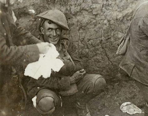 Shell shocked soldier in a trench during the Battle of Courcelette (France) in September 1916. Images Terrifiantes, Battle Of The Somme, Ww1 Soldiers, Creepy Photos, Rare Historical Photos, Shell Shock, Performance Marketing, Film Horror, Creepy Pictures