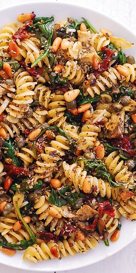 Italian Pasta with Spinach, Artichokes, Sun-Dried Tomatoes, Capers, Garlic, and Pine Nuts!  This meatless, vegetarian pasta dish has only 8 ingredients and takes 30 minutes to make! Hot Pasta Side Dishes, Fusilli Pasta Recipe, Fusilli Recipes, Italian Ravioli, Julia's Album, Vegetarian Pasta Dishes, Pasta With Spinach, Pasta Vegetariana, Spiral Pasta