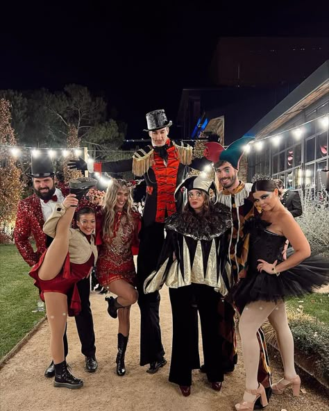 Circus Freakshow Costumes, Couples Holiday Pictures, Circus Costumes Women, Scary Carnival, Circus Halloween Costumes, Cute Couples Costumes, Circus Outfits, Halloween Circus, Circus Costumes