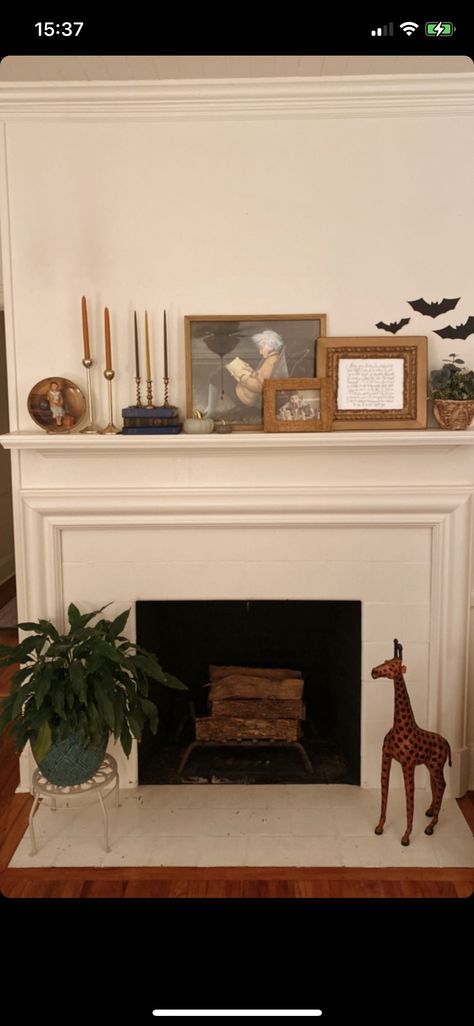 Boho Mantle Decor With Tv, Fall Decor Subtle, Mantel Decorating Ideas With Tv Everyday, Cozy Mantle Decor, Cottagecore Mantle, Boho Fireplace Mantle, Boho Fireplace Mantle Decor, Bohemian Mantle Decor, Wood Mantle Fireplace