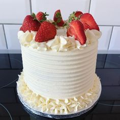 Simple Cake Designs With Strawberries, Strawberries On Cake Decoration, Cake Decorated With Strawberries Simple, Tres Leches Tier Cake, Cakes With Strawberry Decorations, Simple Cake Designs Strawberry, Simple Strawberry Cake Decoration, White Cake With Strawberries On Top, Decorating A Cake With Strawberries