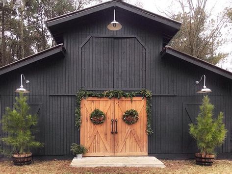 Beautiful black barn with stained barn doors and barn lights. Casa Garage, Barn Lights, Barn Light Electric, Barn Shop, Outdoor Barn Lighting, Best Barns, Barn Renovation, Barn Garage, Black Barn