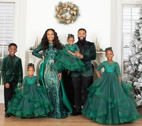 MunaMommy on Instagram: “A family holiday slay. 💚💚Repost from @courtnwilliams • One word...BLESSED!💚 Merry Christmas and Happy Holidays from our family to yours! ⠀…” Glam Family Photoshoot, Half Sleeve Girl, Family Christmas Pictures Outfits, Family Holiday Pictures, Christmas Pictures Outfits, Christmas Family Photoshoot, Holiday Photoshoot, Family Photoshoot Outfits, Family Christmas Pictures