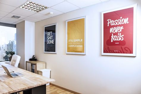 Quadros coloridos na parede em sequência Gray Interior Doors, Office Graphics, Photowall Ideas, Bright Office, Agency Office, Startup Office, Office Wall Design, Office Poster, Office Space Design