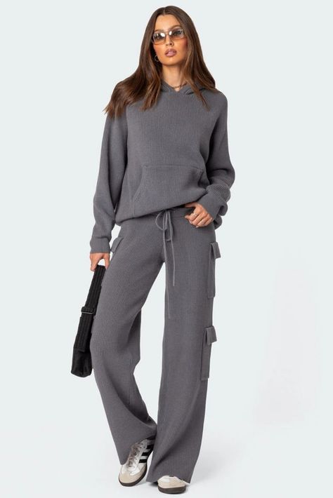 Winter Streetwear for Women: Outfits That Are Cool, Comfy, and Stylish - College Fashion Hoodie Oversize, Hooded Top, Liberia, Oversize Knit, Sweatshirt Outfit, Activewear Sets, Knit Hoodie, Hooded Tops, Long Sleeve Knit Tops