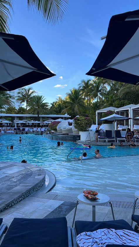 Pool day in Miami . Travel Miami Fl Aesthetic, Miami Pool Aesthetic, 16 In The Middle Of Miami, Fountain Blue Miami, Miami Snapchat, Miami Beach Club, Miami Nightclub, Miami Beach Pictures, Miami Pool