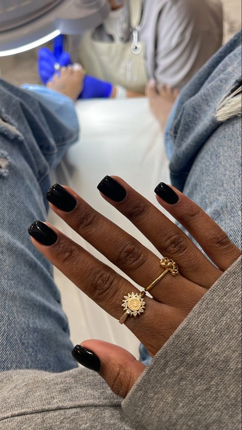 Sns Nails On Black Women, Russian Manicure Black Women, Dark Nails Black Women, Short Black Nails Black Women, Short Gel Nails Black Women, Black Nails On Dark Skin, Gel Manicure Black Women, Black Nails Black Women, Classy Black Nails Short