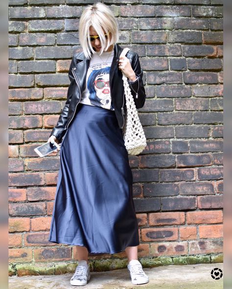 Blue Silk Skirt Outfit, Blue Satin Skirt Outfit, Satin Skirt Outfit Fall, Skirts With Sweaters, Midi Skirt Street Style, Blue Midi Skirt Outfit, Satin Skirt Outfit Casual, Satin Skirt Outfit Winter, Navy Skirt Outfit