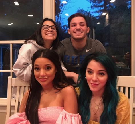 Alex, Anthony, Gabi and Niki Sibling love 💕💕 Niki And Gabi, Gabi And Niki, Gabriella Demartino, Gabi Demartino, Sibling Love, Nails Matte, Web Video, Vintage Princess, Fan Page