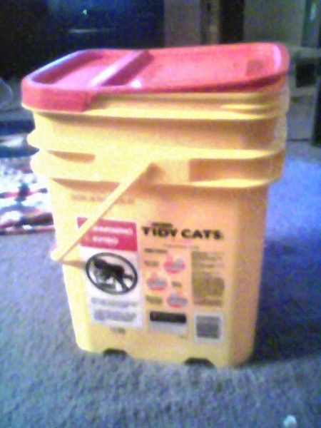 After a thorough cleaning with vinegar, Dawn, and baking soda, I had a perfectly good, stay-fresh container for my dogs' and cat's food and treats! Dog Food Containers Storage Ideas, Cat Litter Bucket Repurpose, Cat Food Cans Repurpose, Cat Litter Containers Repurpose, Tidy Cat Bucket Ideas, Repurposed Cat Litter Bucket, Cleaning With Vinegar, Fancy Feast Cat Food, Cat Liter