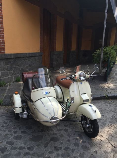 Modern Vespa : PX200 with Sidecar Vespa Vbb, White Corvette, Vespa 150, Crate Motors, Vespa Px, Vintage Vw Bus, Car Tips, Motorcycle Sidecar, Retro Bicycle