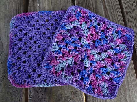 Fiber Flux: Free Crochet Pattern...Granny Berry Dishcloths! Granny Square Dishcloth, Dishcloth Patterns Free, Granny Square Haken, Crochet Coasters Free Pattern, Dishcloth Crochet Pattern, Crochet Dishcloth, Crochet Gratis, Trendy Sewing, Dishcloth Pattern