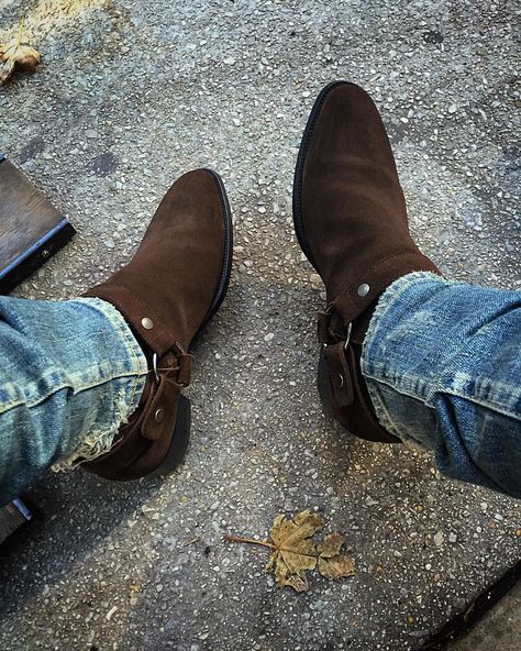 Chicago Fall, Brown Chukka Boots, Chelsea Boots Men Outfit, Mens Suede Boots, Boots Men Outfit, Bike Boots, Boots Outfit Men, Jodhpur Boots, Chukka Boots Men