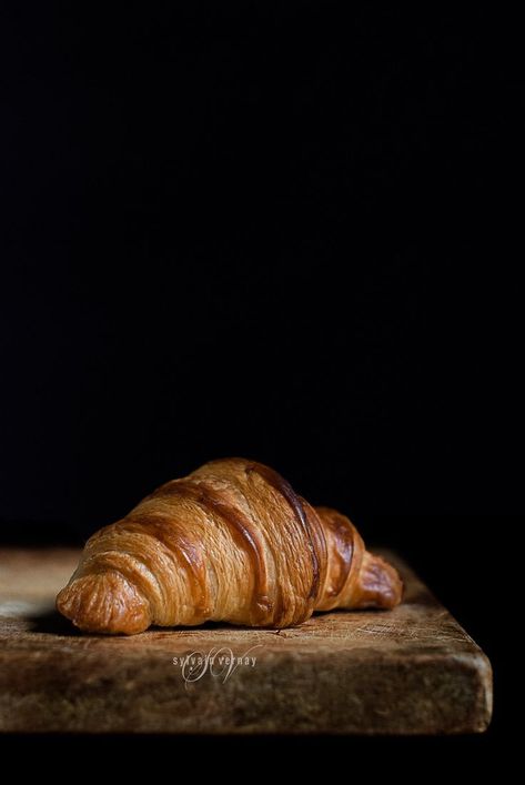 Sourdough croissant. By Sylvain Vernay. Croissant Bread, Moody Food Photography, Breakfast Photography, Food Photography Tutorial, Dark Food Photography, Food Art Photography, Bow Wallpaper, Photo Food, Food Photography Inspiration