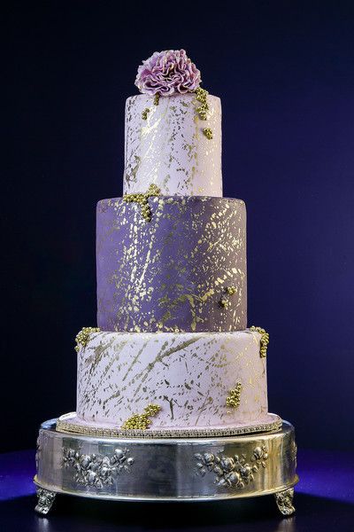 Free form, hand painted, gold metallic design on plum and lavender fondant with gold bead clusters by www.mydaughterscakes.com Quince Cakes, Cakes Simple, Purple Wedding Cake, Purple Wedding Cakes, Purple Cakes, Sweet 16 Cakes, 16 Cake, Crumble Cake, Metallic Design