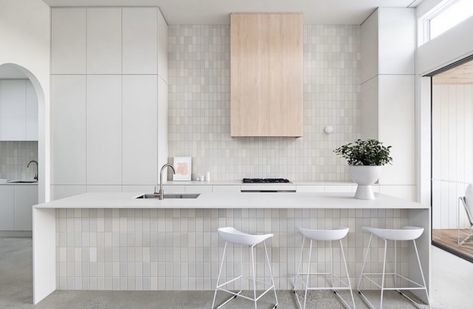 Kitchen Splashback Tiles, Coastal Kitchen Design, Beach House Kitchens, Splashback Tiles, Luxury Marble, Kitchen Splashback, Feature Tiles, White Subway Tile, Subway Tiles