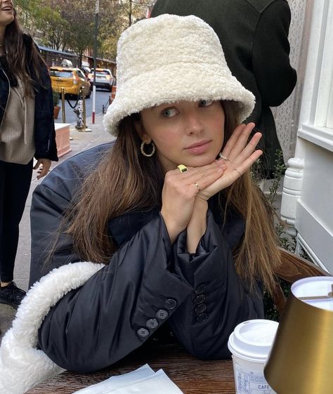 Winter Bucket Hat Outfit, Fluffy Bucket Hat Outfit, Bucket Hat Outfits, Bucket Hat Looks, Bucket Hat Outfit, Fluffy Bucket Hat, New York Jewelry, Winter Outfits Cold, Winter Fit