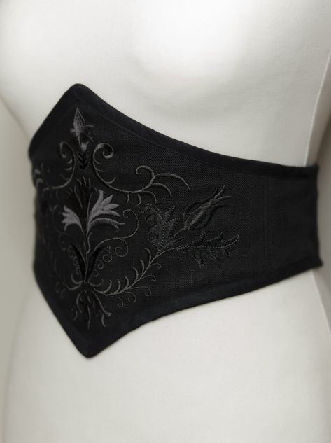 "The Spicy Garden" Do you like corsets but also like feeling comfortable in your clothes? This waist cincher is made for you! This is an embroidered waist cincher, made of quality linen. Rigid steel stays are on the front and back of the waist cincher. Flexible steel spiral ribs are on the sides of the belt and provide light support. The embroidered pattern was created in our workshop for this unique collection (machine embroidery). It is available in several colors. Handmade item in France (and with great care Waist Cincher Belt, Corset Belt Pattern, Corset Embroidery, Nb Fashion, Stays Corset, Moth Witch, Cincher Belt, Embroidered Corset, Corset Belt