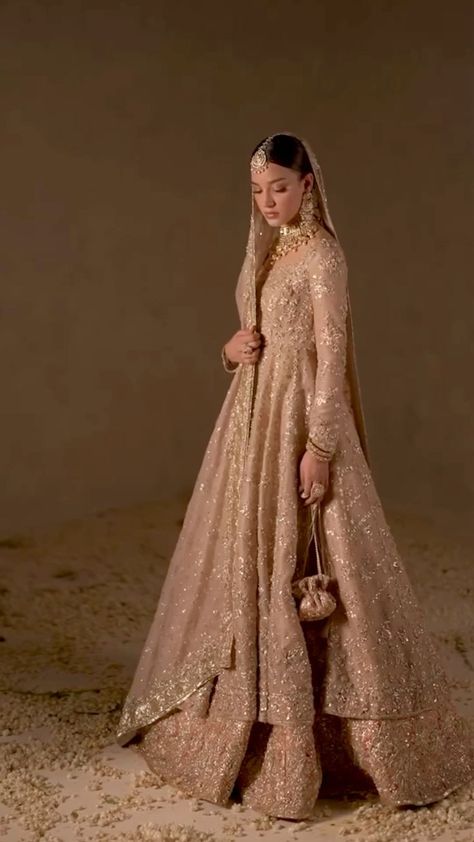 Pakistani Walima Dress Brides, Nikkah Dress For Bride, Pakistani Bridal Wear Nikah, Pakistani Reception Bride, Baraat Dress Pakistani Bridal Wear, Nikkah Gharara, Nikkah Dress Pakistani, Walima Bridal Dress, Walima Decor