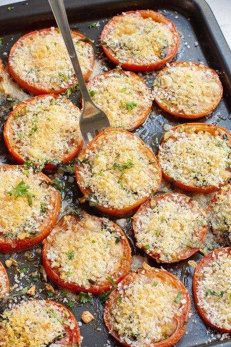 These Baked Tomatoes Slices are baked in the oven with basil, parmesan and panko breadcrumbs. They are juicy, flavorful and cheesy. A perfect appetizer or side dish for any time of the year. Broiled Tomatoes Parmesan, Baked Tomatoes Recipes, Parmesan Crusted Tomatoes, Baked Tomato Slices, Broiled Tomatoes, Baked Tomato Recipes, Parmesan Tomatoes, Tomato Appetizers, Tomato Parmesan