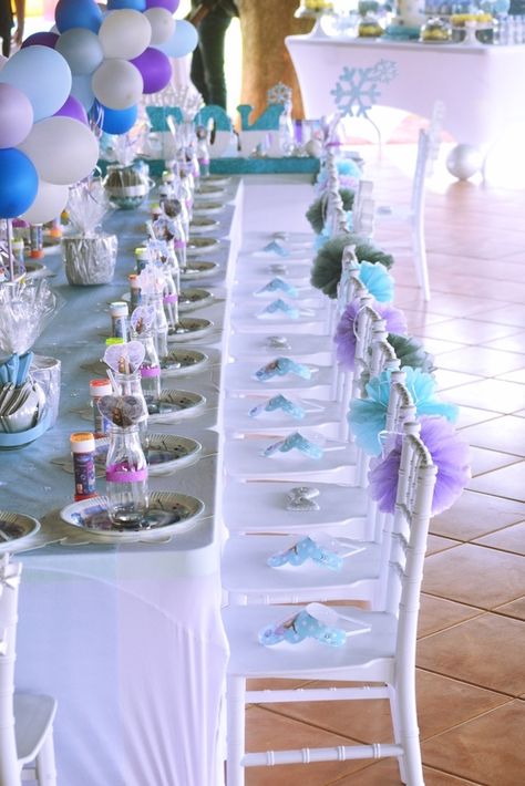 Frozen 1st Birthday Party, Candy Bar Frozen, Frozen Table, Frozen 3rd Birthday, Frozen Birthday Party Decorations, Elsa Birthday Party, Birthday Party Table Decorations, Birthday Party Table, Frozen Themed Birthday Party