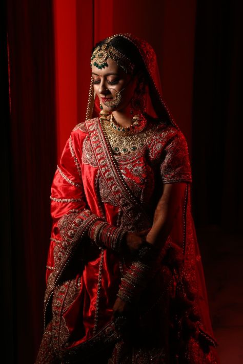 Wedding Bride Photoshoot Indian, Bride Shoot Photography, Wedding Girls Poss, Bridal Wedding Poses, Indian Bride Poses Portraits, Wedding Bridal Photoshoot, Bride Parlour Shoot, Brid Pose, Reception Bride Poses