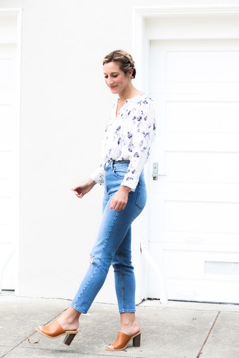 asos mom jeans Mules Shoes Outfit, How To Wear Jeans, Feminine Fashion, Fashion And Beauty Tips, Celebrity Design, Feminine Outfit, Clothing Ideas, Floral Shirt, Fashion Styles