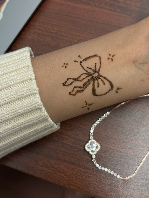 Bumble Bee Henna Tattoo, Hena Desain Easy, Easy Aesthetic Tattoos, Hana Ideas On Hand, Small Cute Henna Tattoos, Cute Henna Designs Hands Beautiful, Tattoos With Marker, Hello Kitty Henna Design, Hannah Ideas Hand