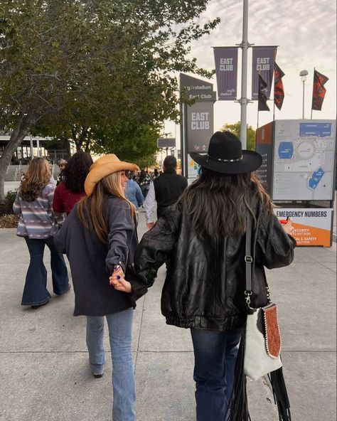 COWBOY HATS 🤠🪩✨ Beige ❌❌RSV❌❌ orange 3000 da. The leopard 3500 da. Pro Rodeo Outfits, Aesthetic Rodeo Outfit, Rodeo Outfits Cold Weather, Outfits To Wear In Texas, Fort Worth Stock Show And Rodeo Outfit, Rodeo Outfit Aesthetic, Rodeo Inspo Outfits, Rodeo Outfits 2024, Houston Rodeo Picture Ideas