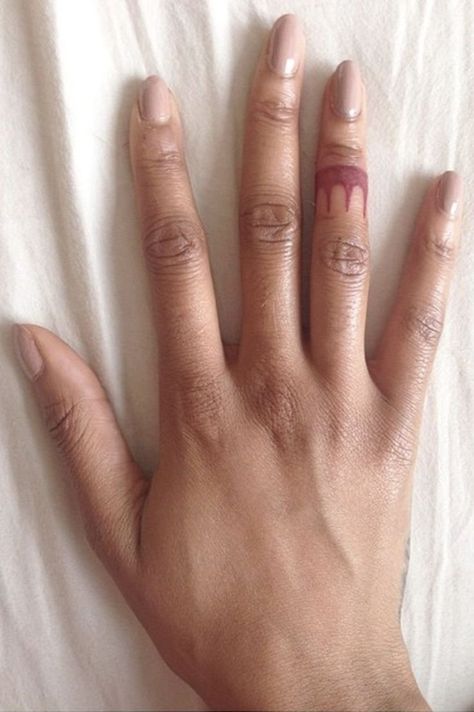 Pocahontas hand tattoo discreet Disney Tattoos Pocahontas, Pocahontas Tattoo, Tiny Finger Tattoos, Small Finger Tattoos, Inspiration Tattoo, Disney Tattoo, Tattoos Geometric, Jourdan Dunn, Rosen Tattoo