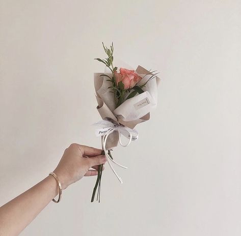 ˗ˏˋ flower ˎˊ˗ Single Flower Bouquet, Diy Bouquet Wrap, Flower Bouquet Diy, Flower Gift Ideas, Bouquet Wrap, Flowers Bouquet Gift, How To Wrap Flowers, Flower Therapy, Small Bouquet