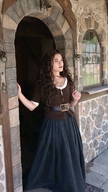 Celtic Women Dress, Outlander Costumes Halloween, Outlander Inspired Photoshoot, Outlander Womens Clothing, Claire Outlander Costume, Outlander Aesthetic Fashion, Outlander Outfits Inspiration, Scottish Photoshoot, Outlander Costumes Diy